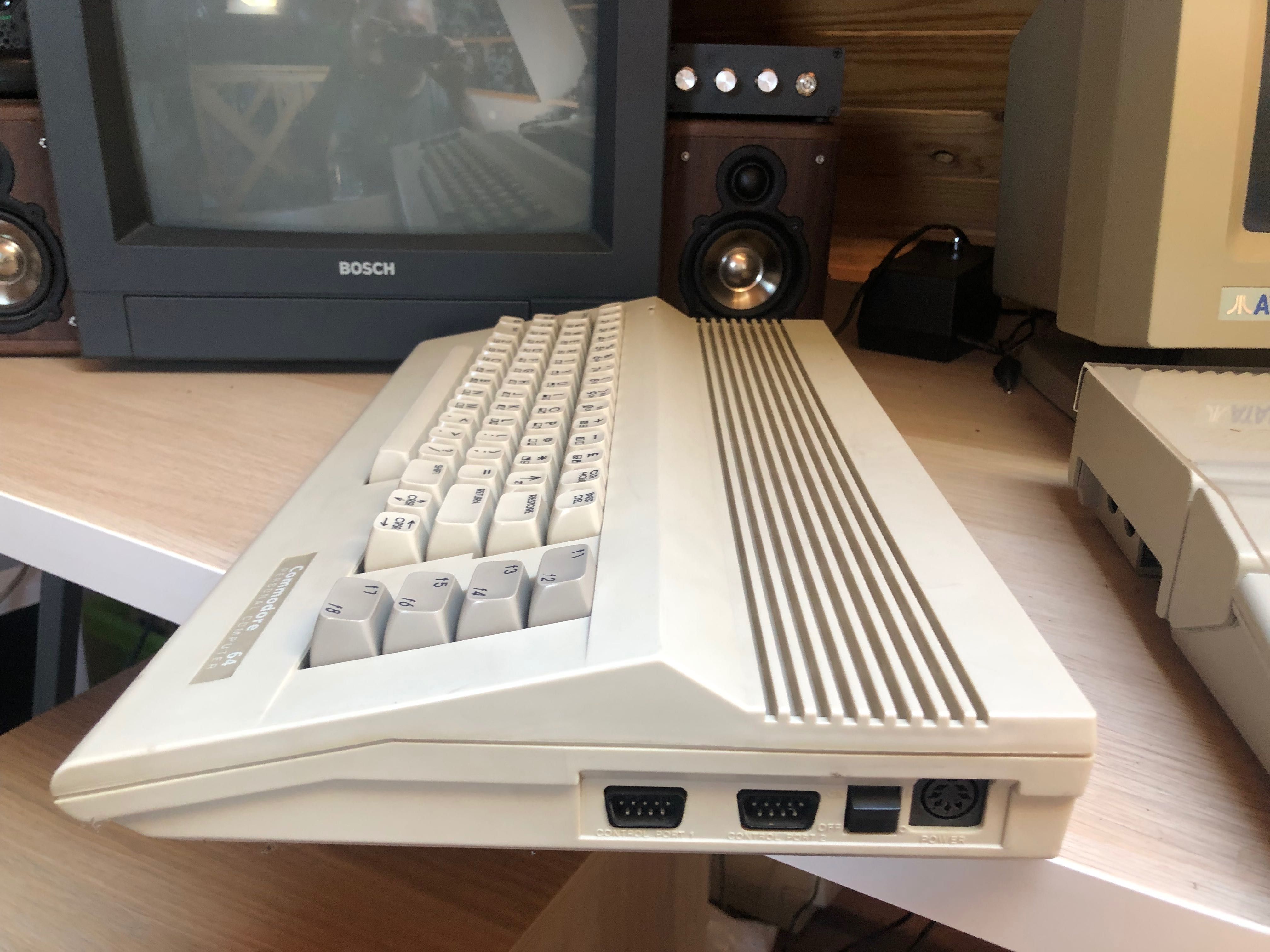 Commodore C64 z zasilaczem.