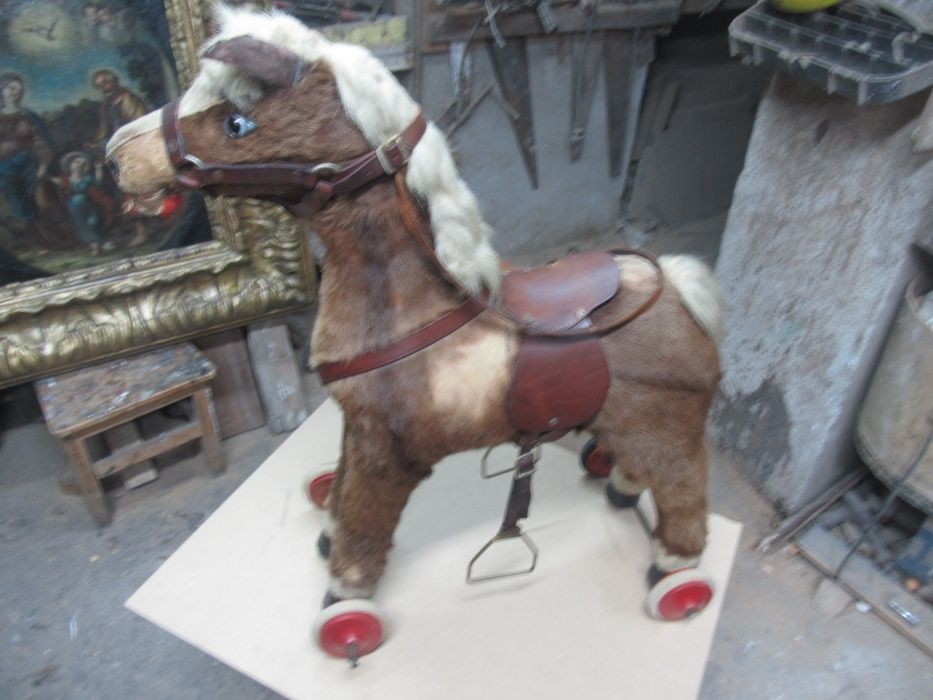triciclo antigo, cavalo em madeira forrada a pele anos 50