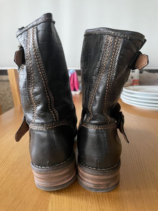 Botins castanhos escuro