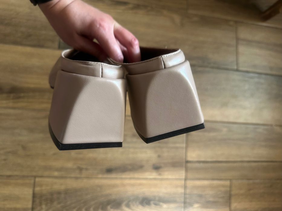 Шкіряні шльопанці на каблуку 37 розміру