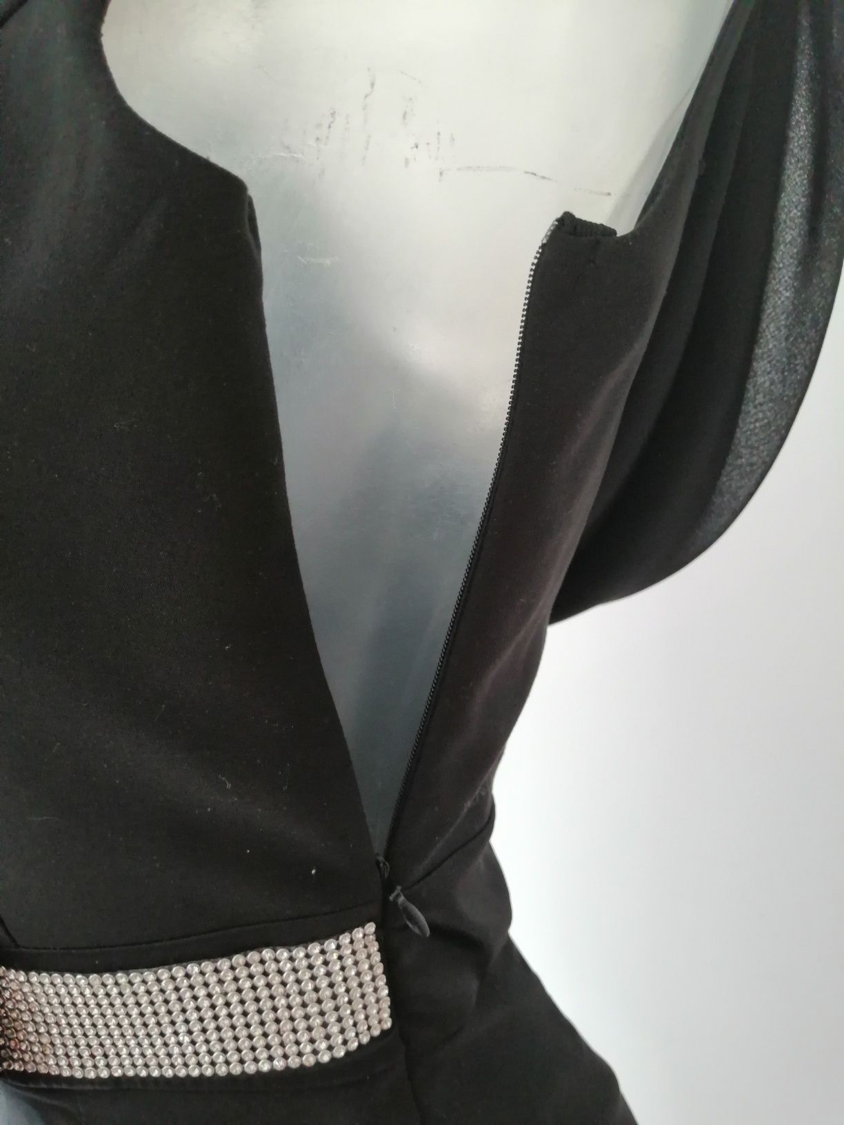 Czarna krótka sukienka wizytowa szyfon cekiny kokarda Fervente, r. 36
