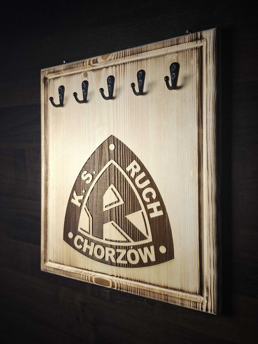 Wieszak uchwyt na klucze z drewna, z grawerem - Ruch Chorzów