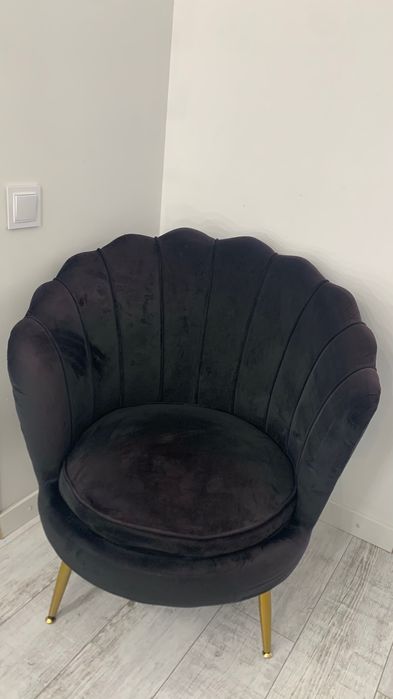 Велюровое кресло