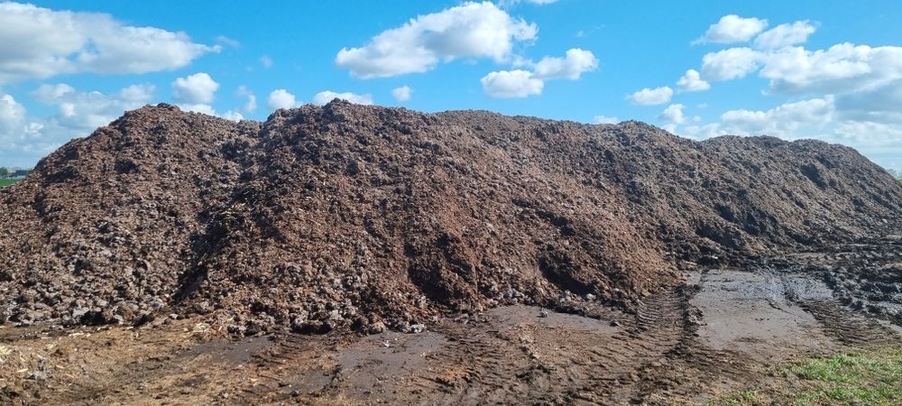 Podłoże Popieczarkowe, dostępne w październiku obornik,  biomasa .