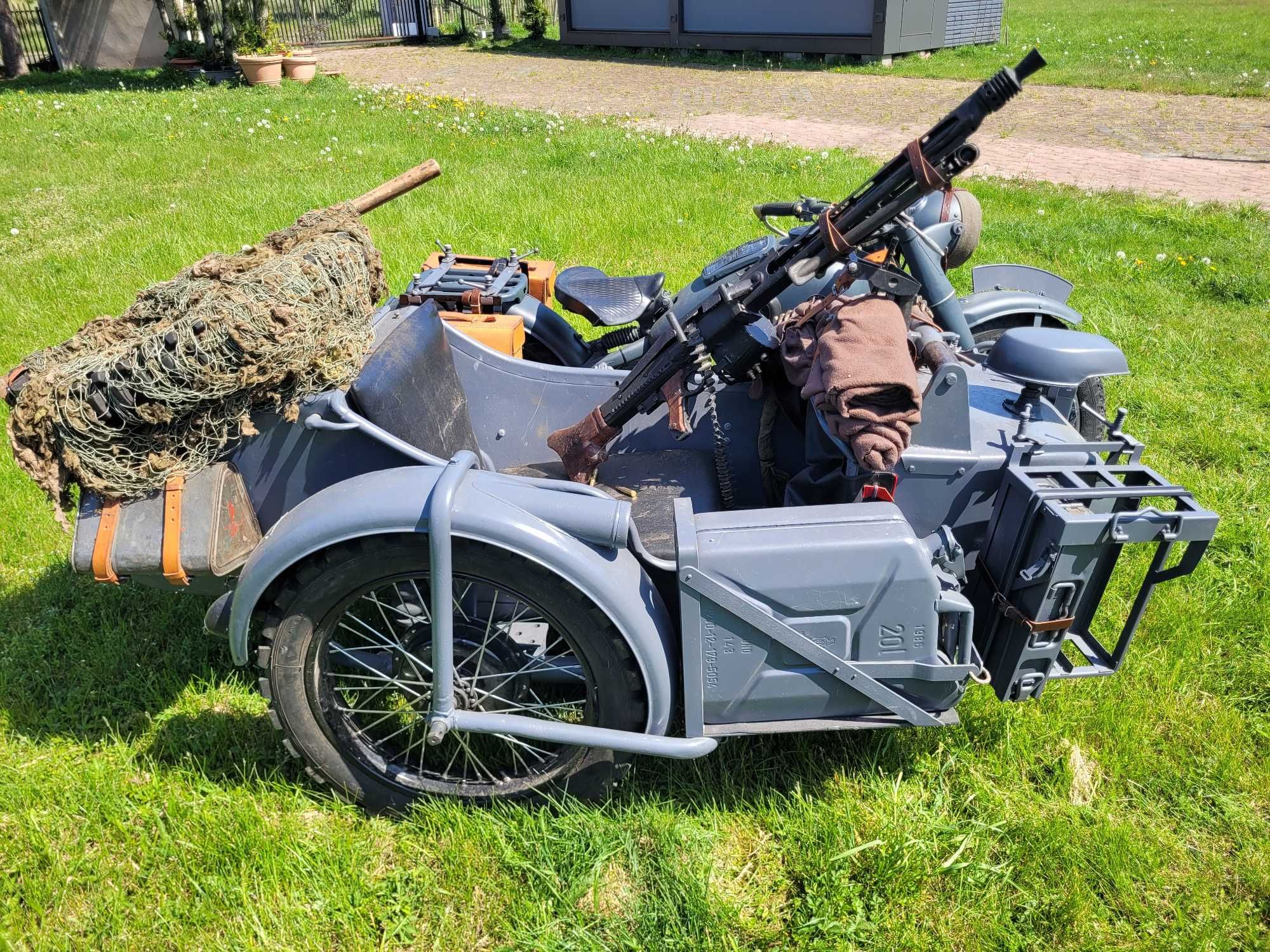 Motocykl M-72 z koszem, stylizowany na BMW
