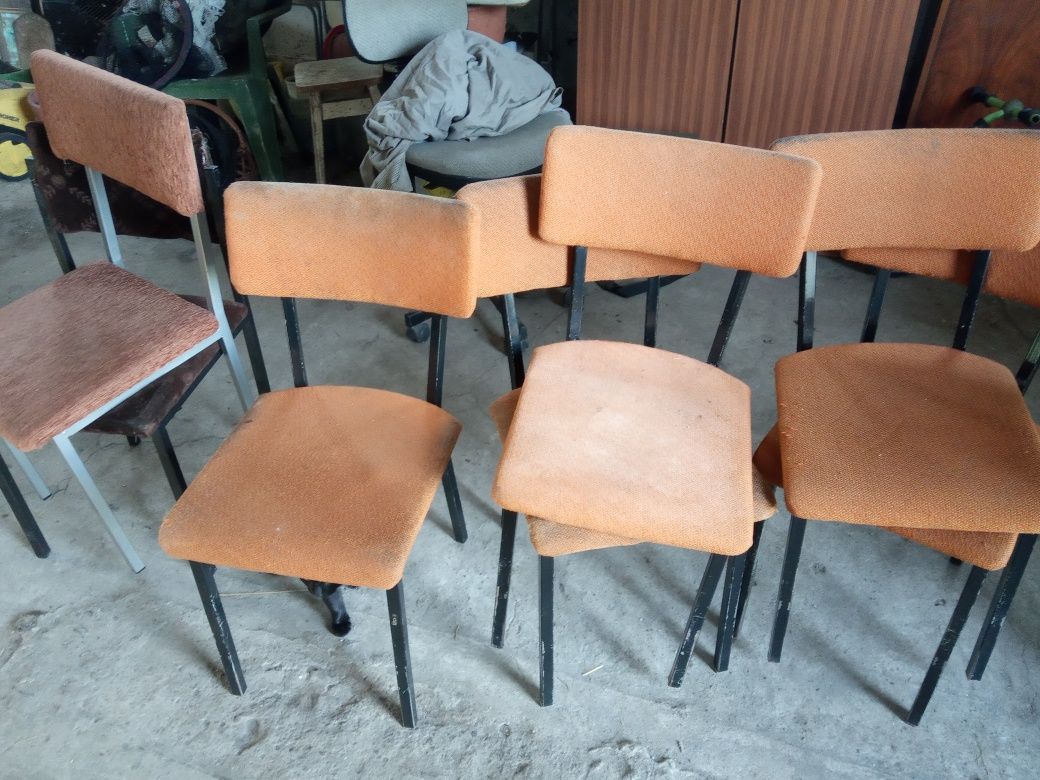 Krzesła na metalowej podstawie