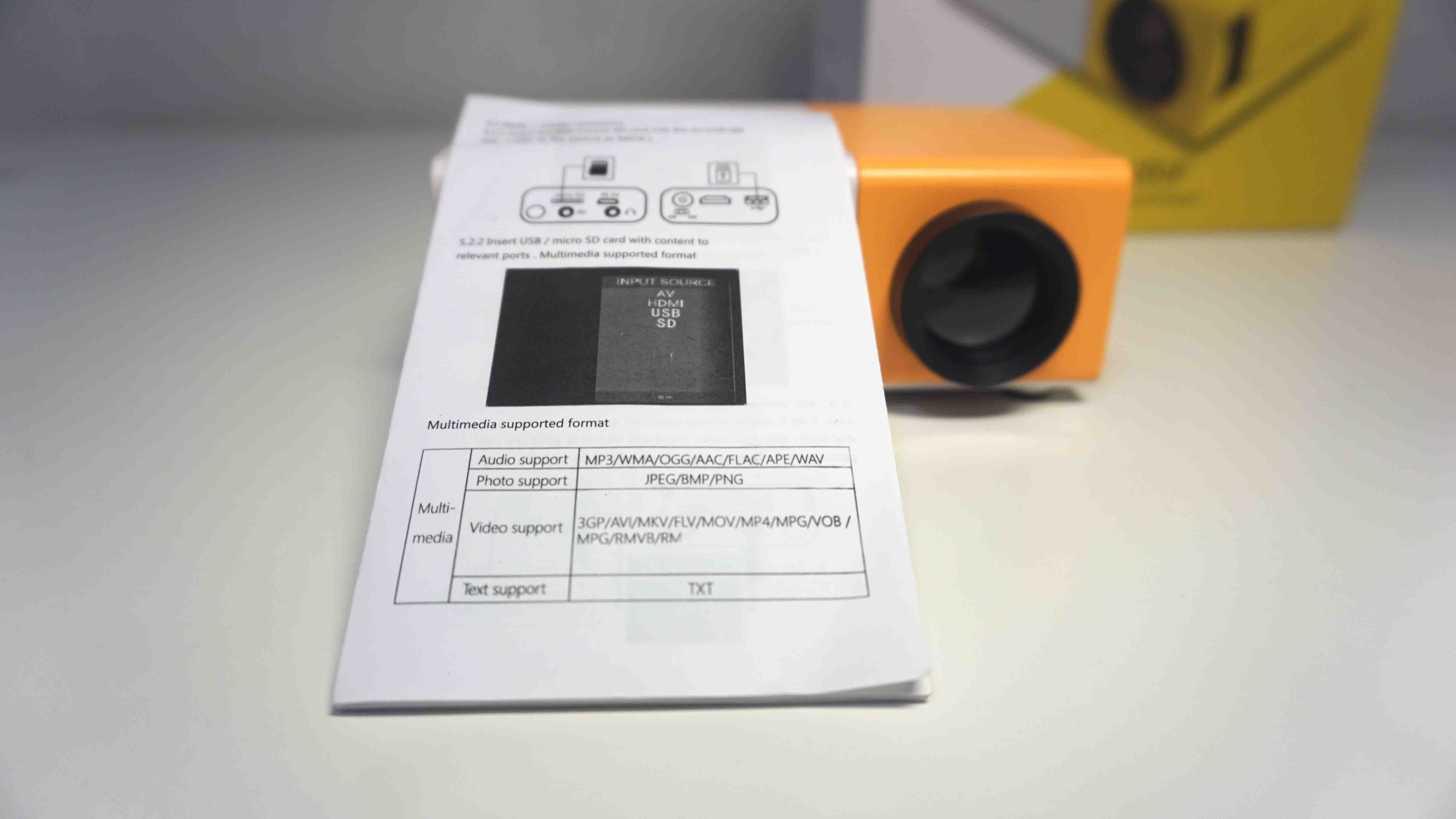 Projektor rzutnik z pilotem i statywem