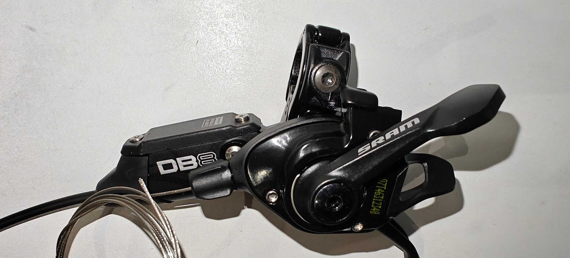 Hamulce tarczowe SRAM DB8 z manetką SRAM GX DH 7 biegową