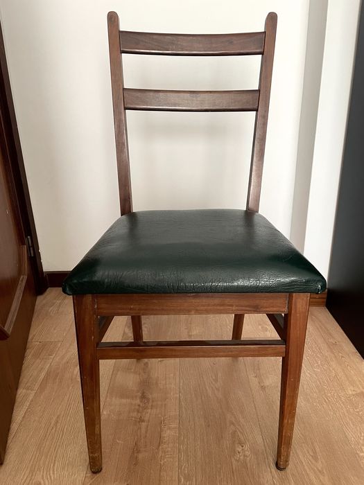 Mesa com extensão e 4 cadeiras de madeira