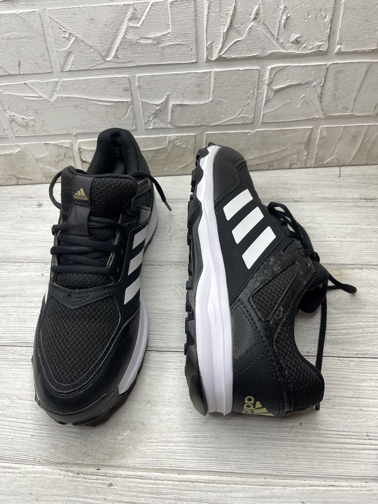 Черные кроссовки adidas traxion