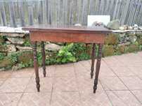 Mesa de apoio de madeira com pernas torneadas