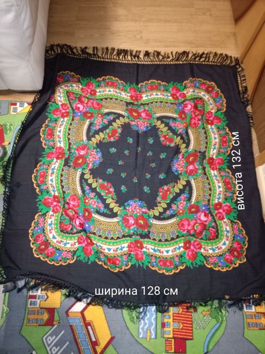 Хустки різних розмірів ціною від 70 грн до 300 грн.