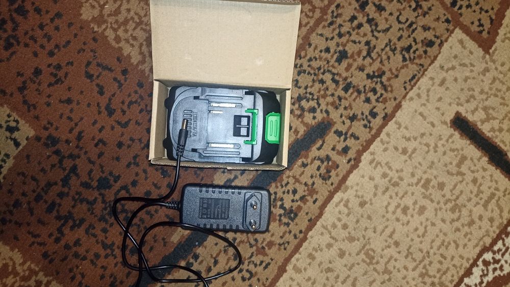 Акамулятор и зарядное к нему 21 вольт 2А