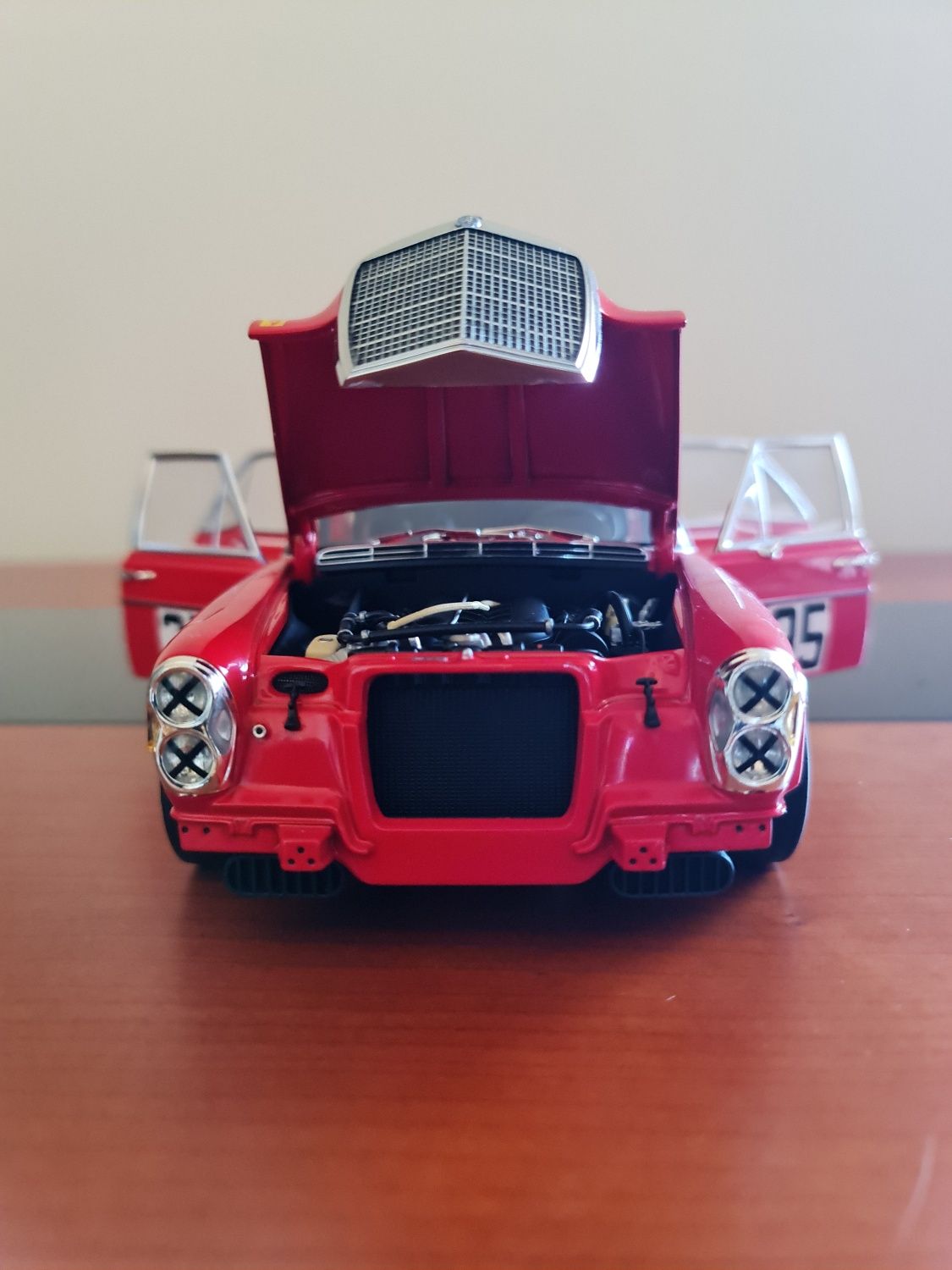 Miniatura Mercedes 1:18
