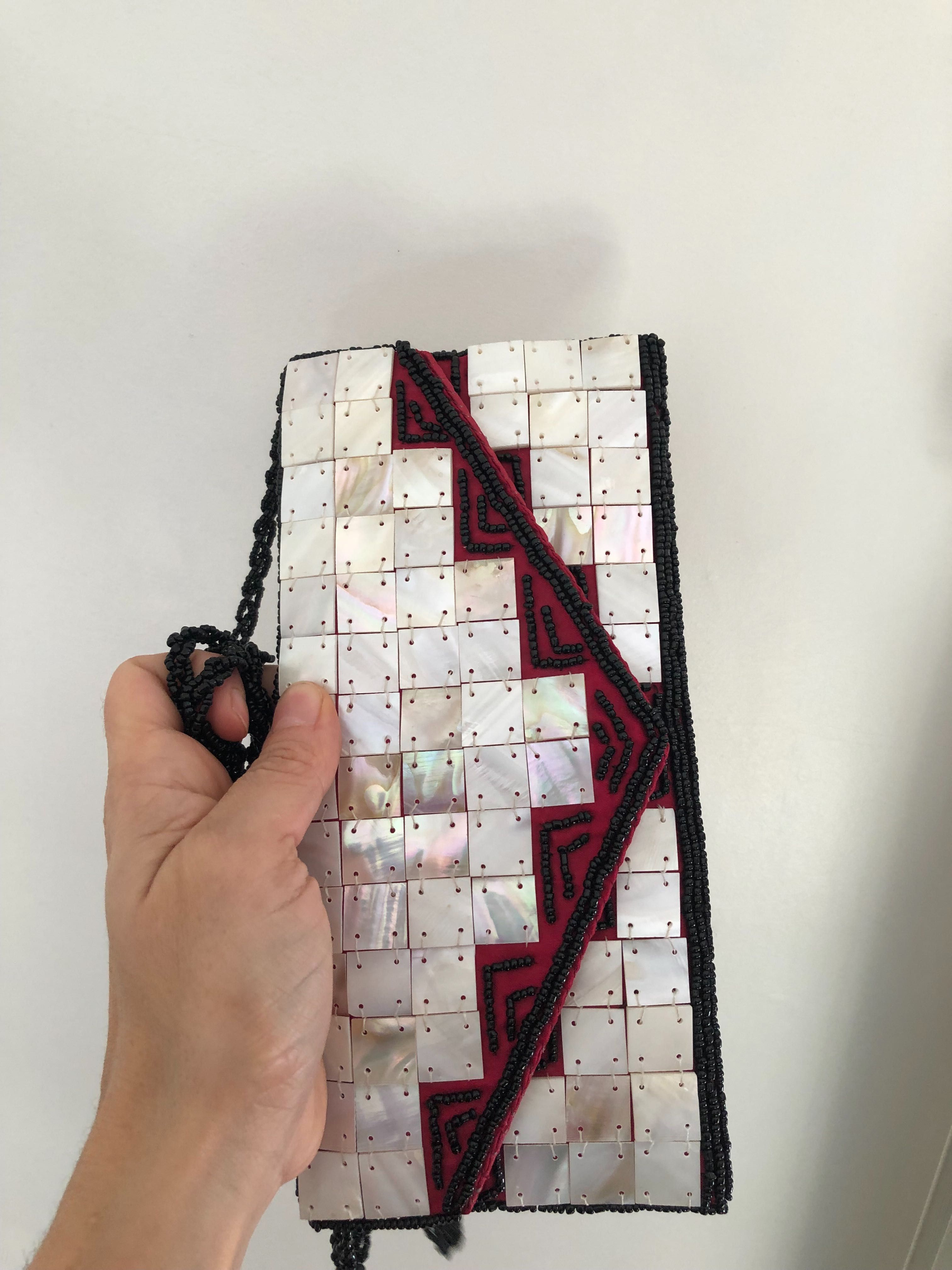 Carteira clutch em madrepérola e missangas