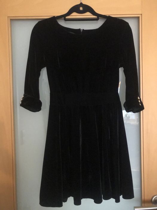 Vesdido preto de veludo com botões dourados