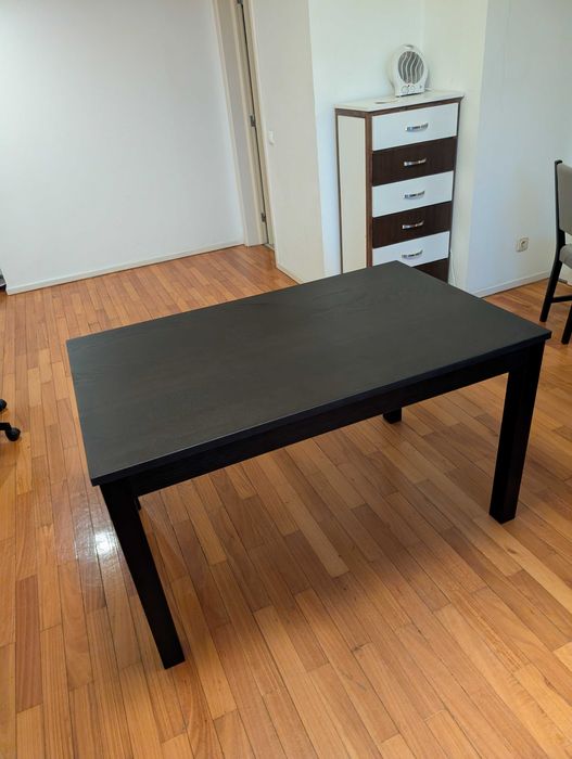 Mesa extensível Nasinge e cadeiras