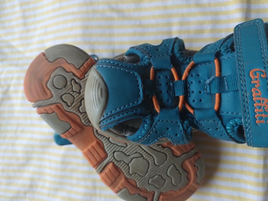 Sandały z zakrytymi czubkami Graffiti Roz 28