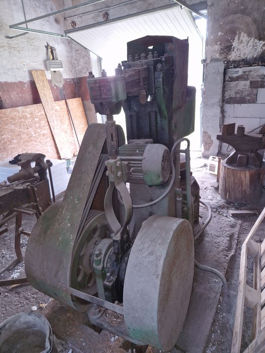 Młot kowalski resorowy