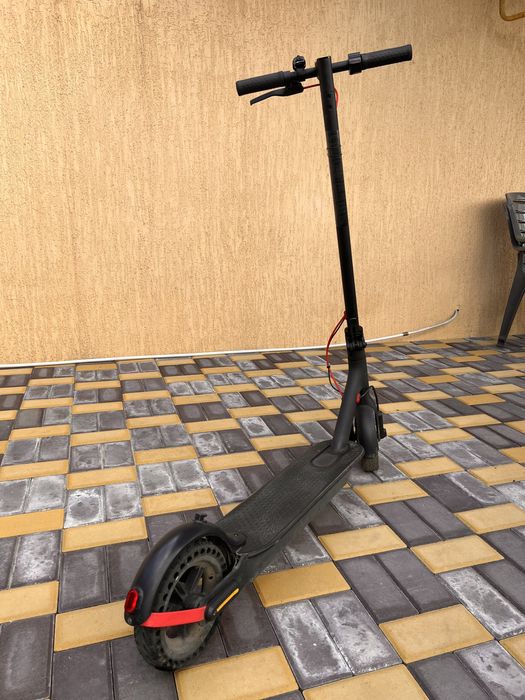Продам электросамокат Xiaomi Mi Scooter Pro.