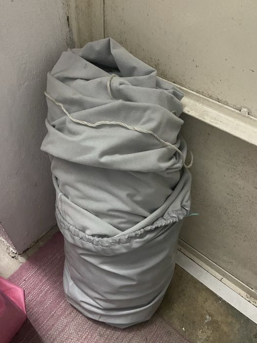 Capa cinzenta para tapar um carro