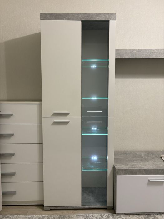 Продам шафу зі скляними дверцятами