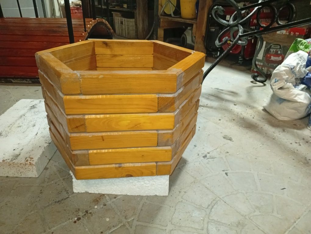 Sprzedam karmnik,mostek ,doniczki drewniane