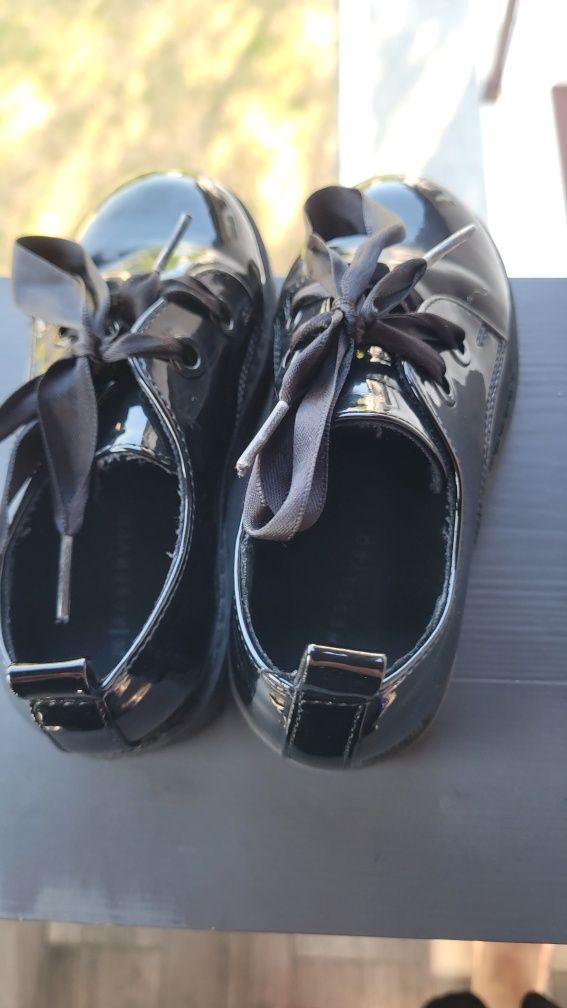 Buty lakierowane Reserved 26 wiązane