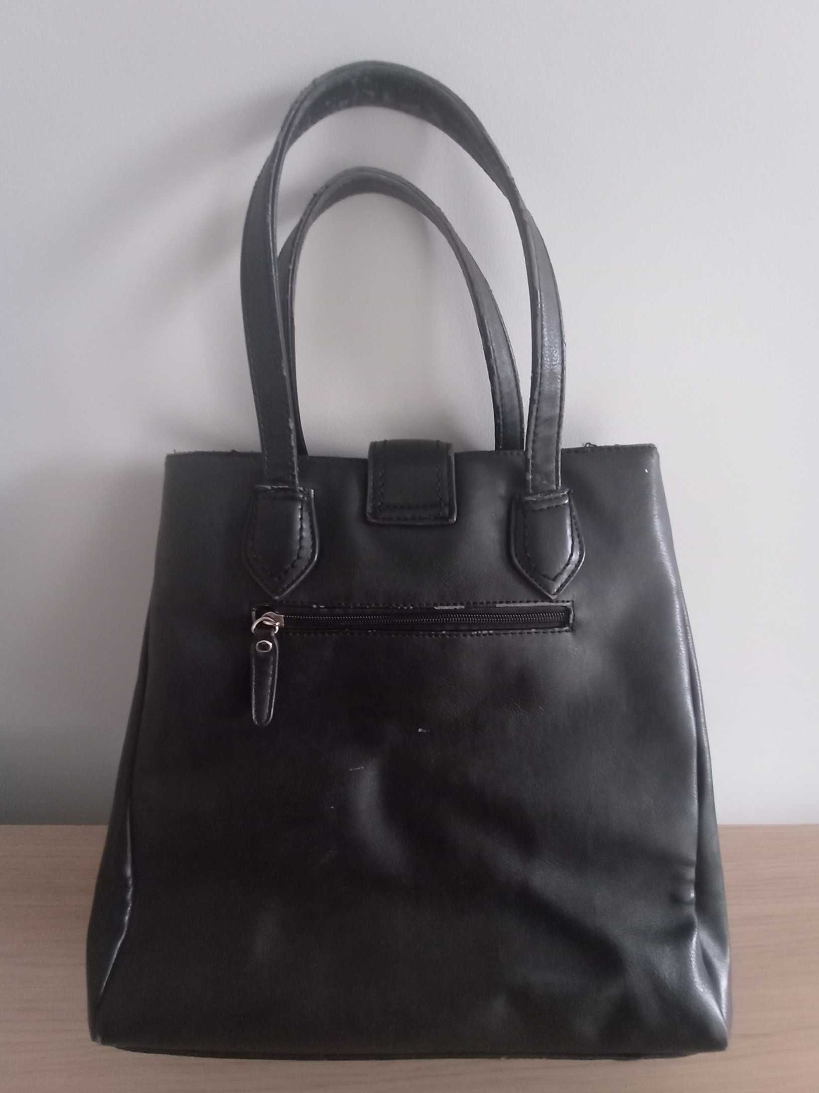 Elegancka czarna torebka David Jones mieści A4