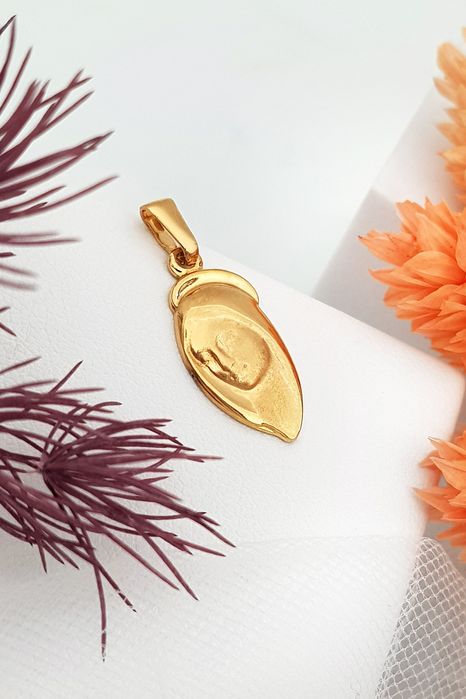 Złota zawieszka z Matką Boską