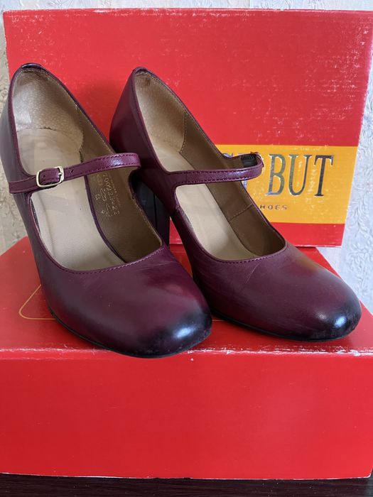 Шкіряні туфлі на підборі з пояском, 37