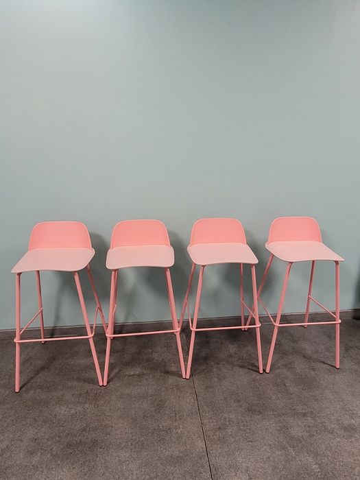 Nowoczesne hokery Beliani – pastelowy komplet