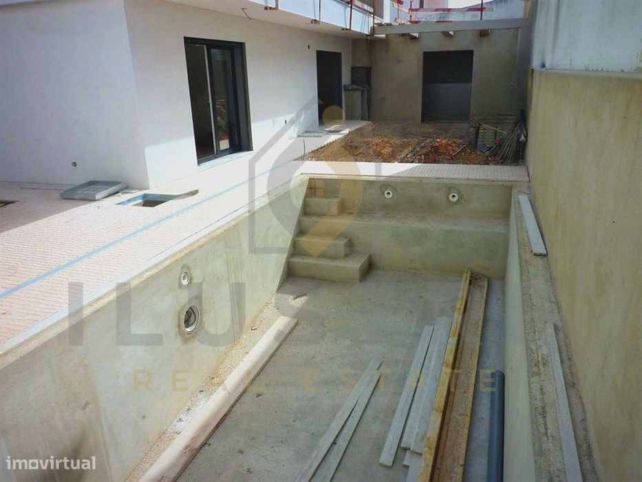Moradia isolada com áreas generosas e piscina nos Foros da Amora