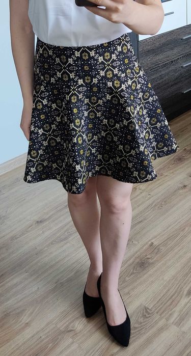 Spódnica rozkloszowana usztywniana z koła gruba czarno-złota krótka