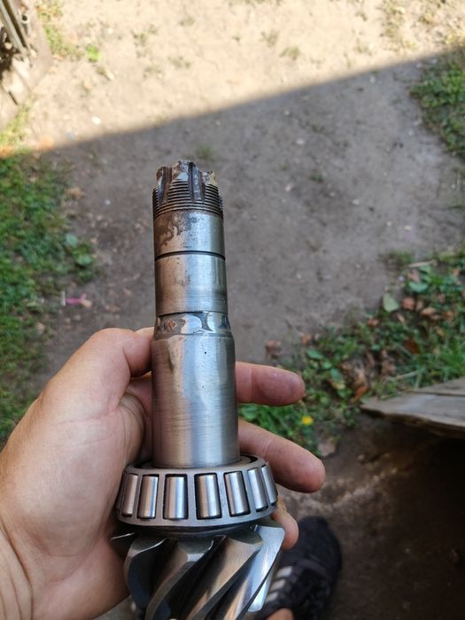 Wałek atakujący z kołem talerzowym przedniego napędu do MF