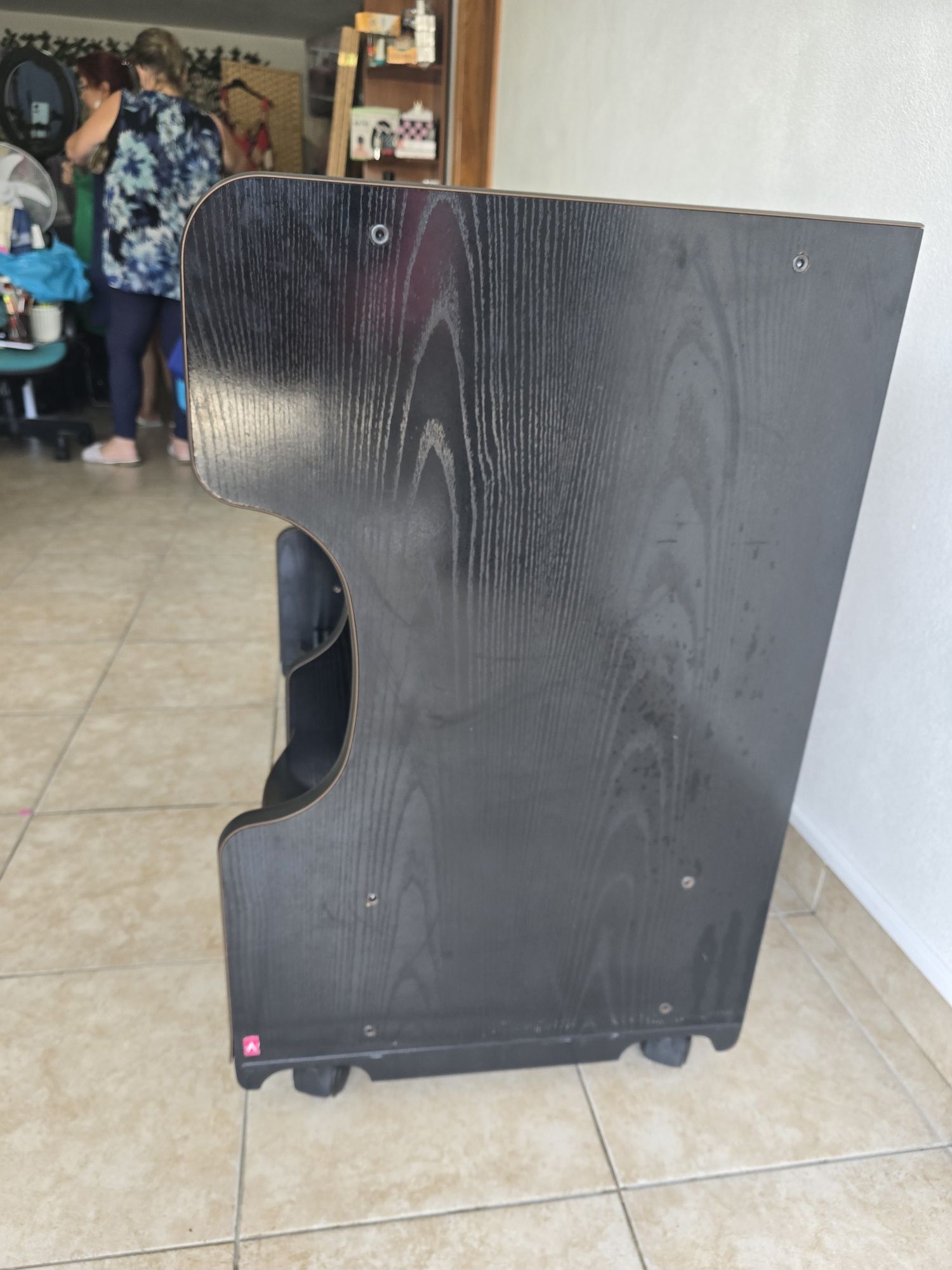 Secretária Preta com Rodas