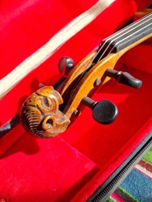 Skrzypce z piękną rzeźbioną główką
