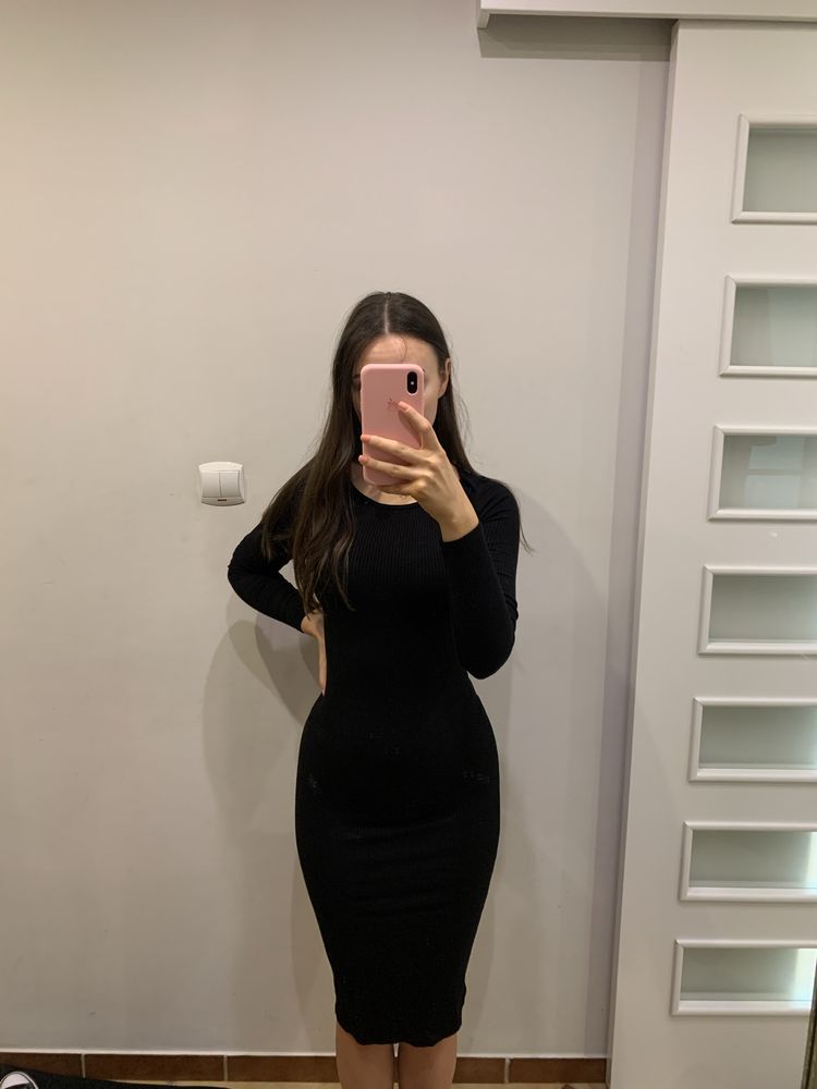 Czarna obcisla sukienka midi