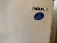 Холодильник Samsung двухкамерный.