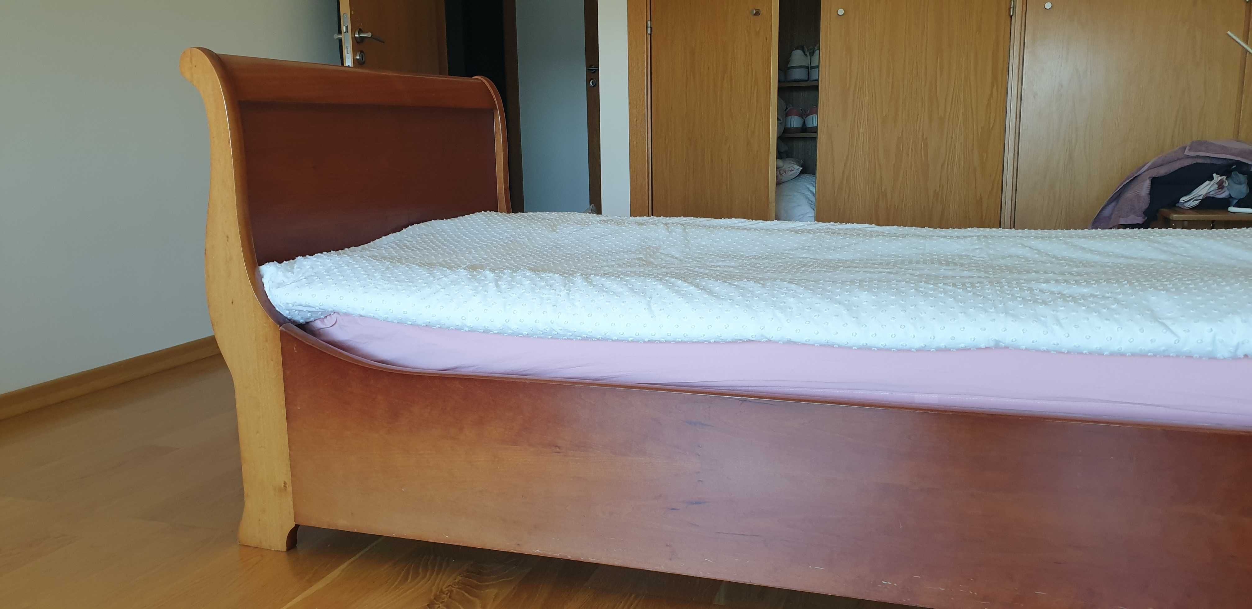 Cama individual em cerejeira