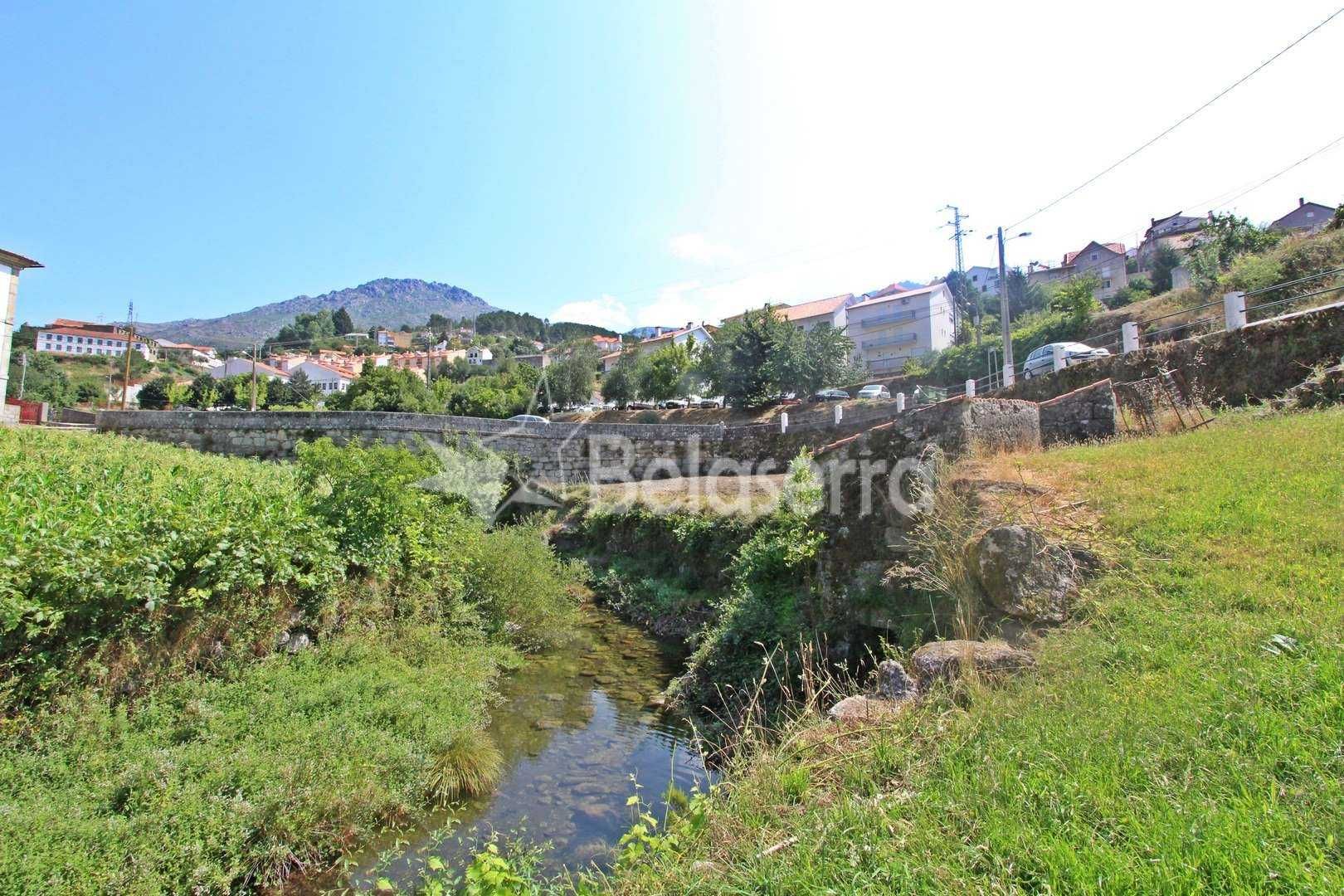 Terreno com área de 2715m² constituído por 2 moinhos