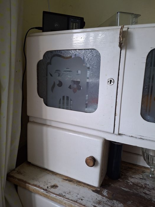 Biały kredens lata 50