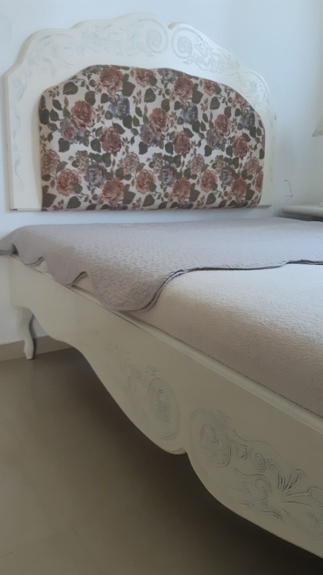 Łóżko robione na zamówienie kremowe z materacem