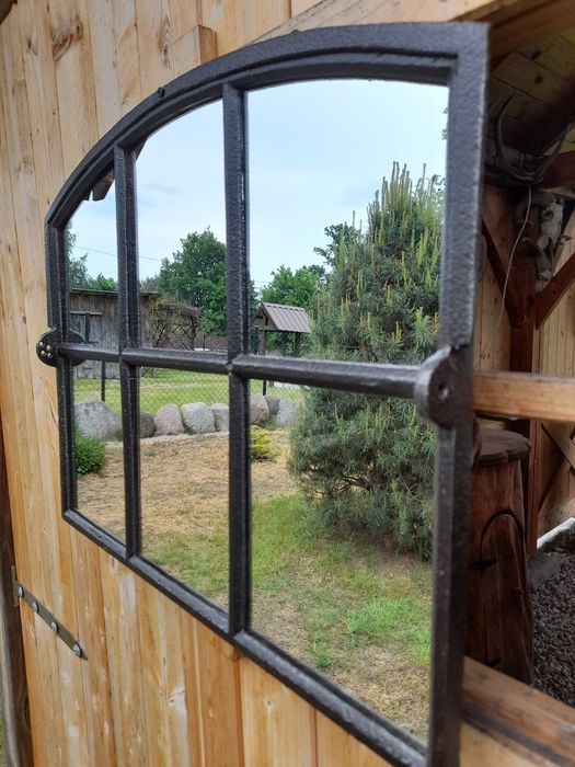 Lustro w żeliwnym oknie.