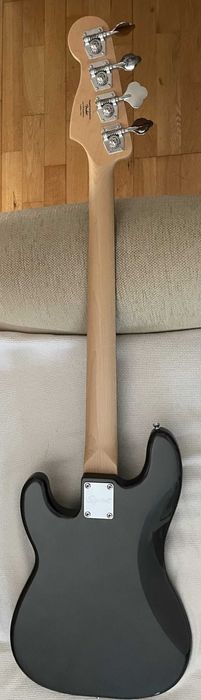 Baixo eléctrico Squier Affinity como novo cordas novas