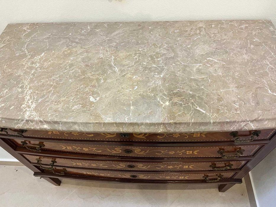 Quarto Antigo com vários móveis do mesmo estilo