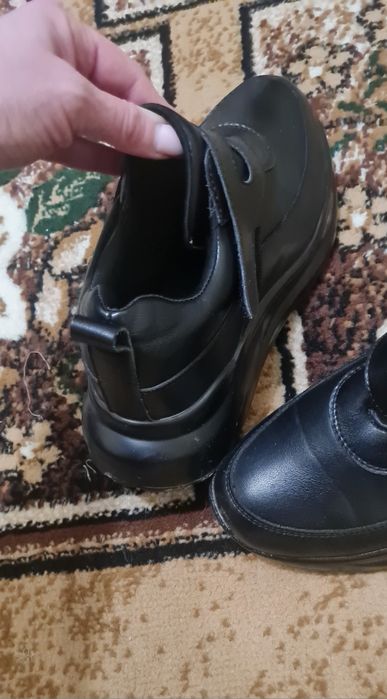 Продам шкіряні  кросівки