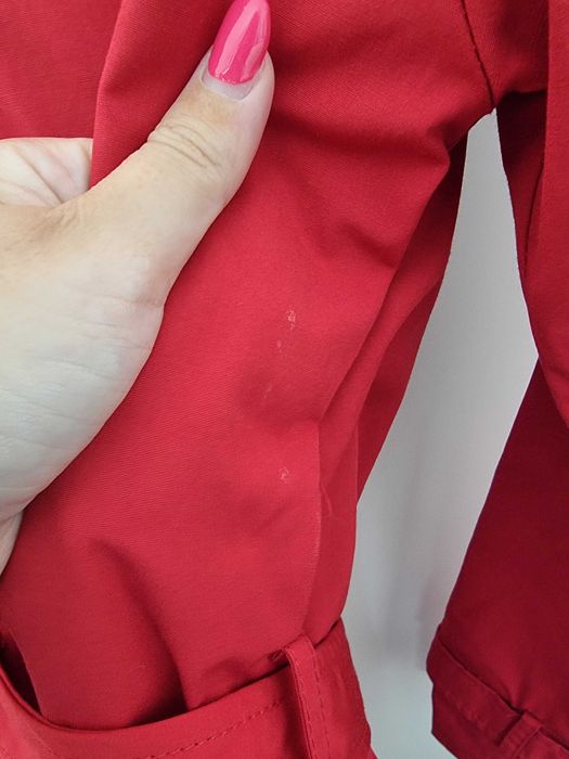 Gabardine vermelha com cinto Zara Kids, tamanho 11-12 anos