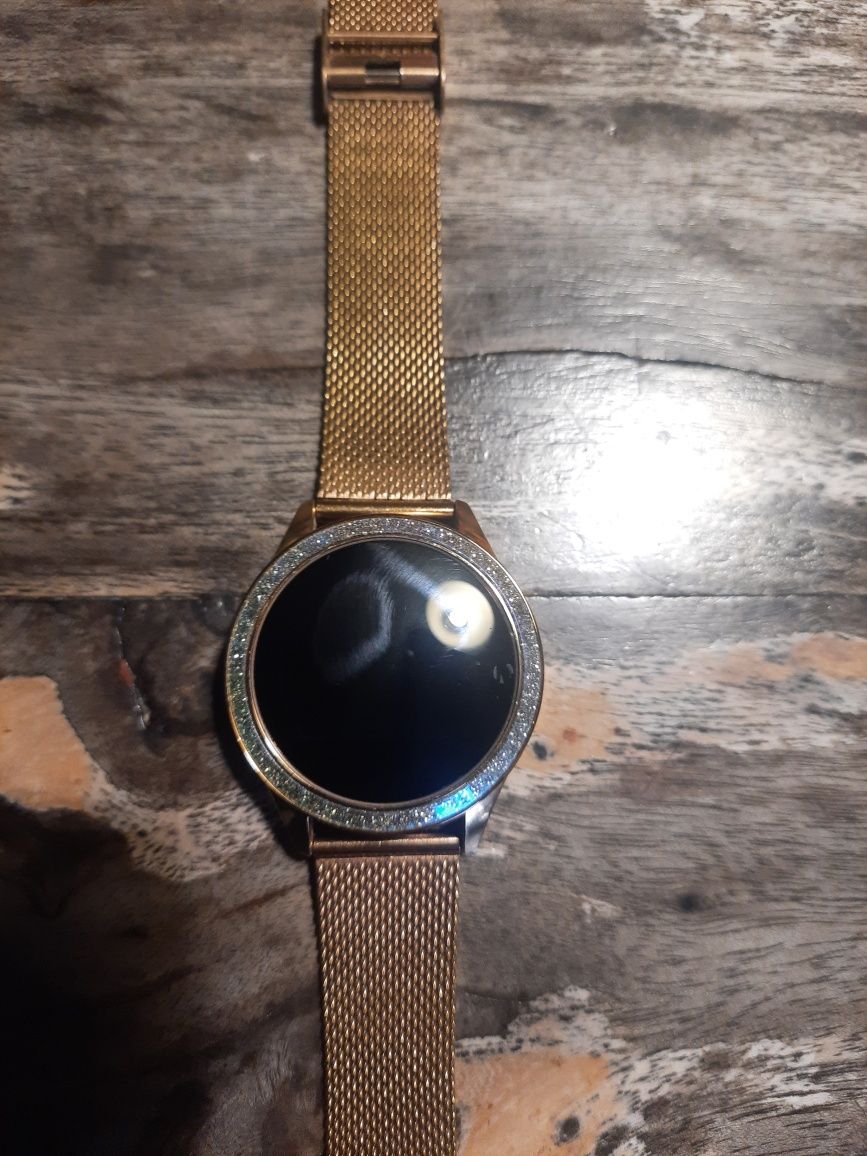 Smartwach z kabelkiem do ładowania elegancki design