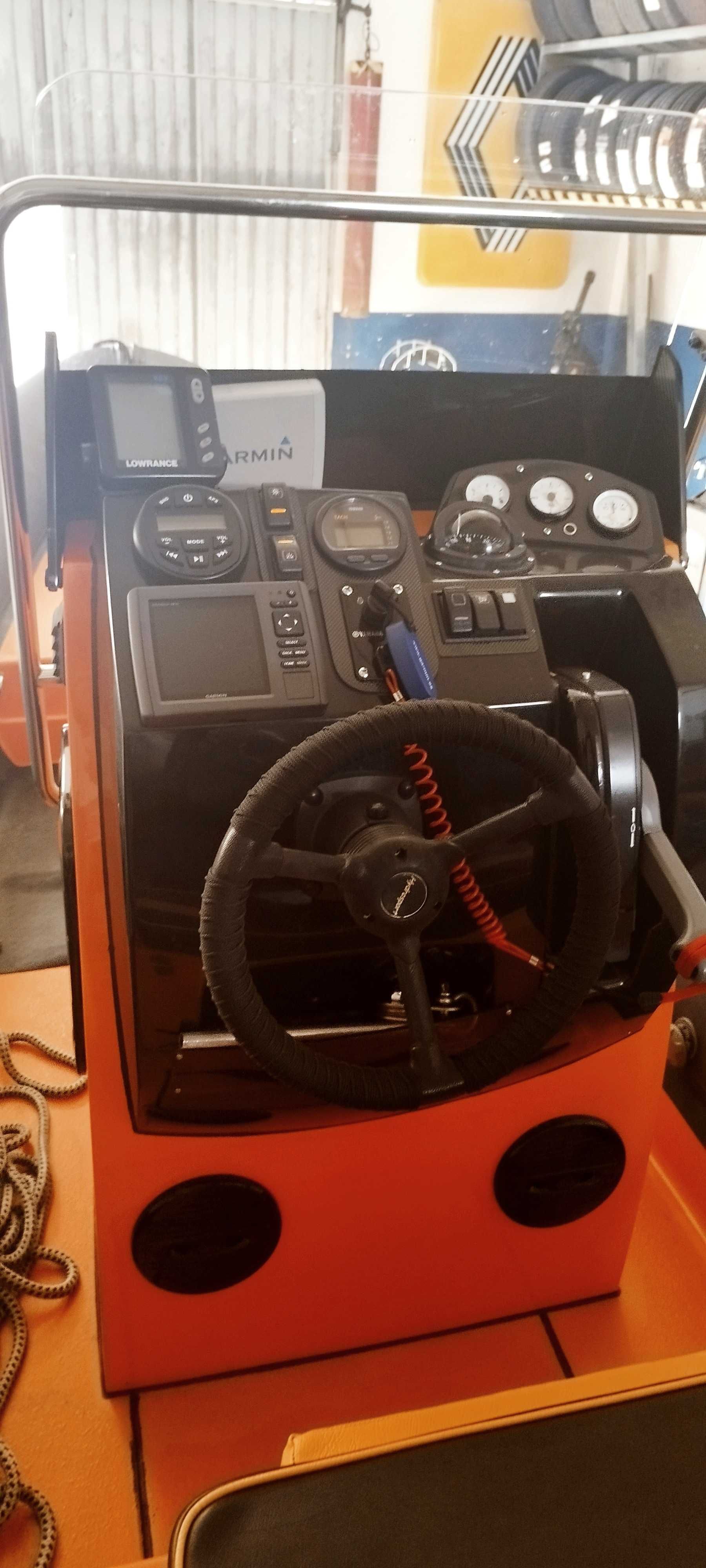 Barco semi rígido quase novo.